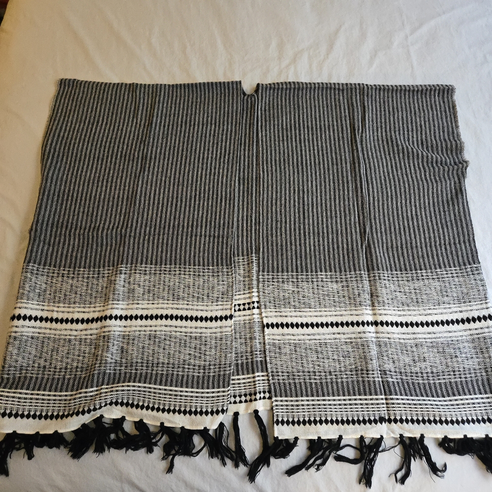 LOFT Black White Knit All Size Patterned Shawl Wrap Poncho Scarf Tassle EB3